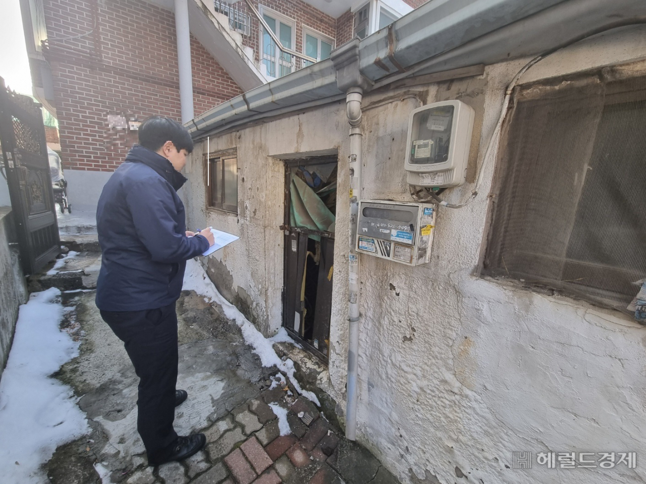 지난 26일 서울 구로경찰서 생활안전과 CPO(범죄예방진단팀) 경찰관이 관내 공가, 폐가를 점검하고 있다. 빈집이 범죄 장소로 사용될 여지가 있는 지 살피고 주변 생활환경 개선점을 확인한다.[이민경 기자]