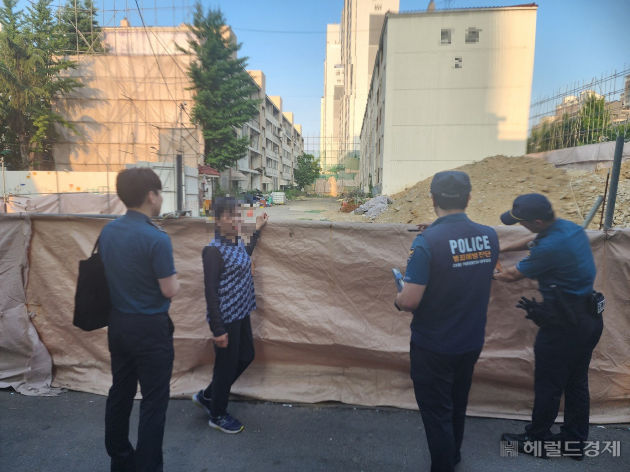 지난 6월께 개봉역 인근 재건축 대상 아파트의 모습. 150㎝ 남짓한 허술한 가림막으로 인해 중고등학생들이 무단으로 빈집에 침입해 담배를 피는 등 아지트로 이용해왔다. 인근 주민들이 피해를 호소하며 민원이 다수 접수돼 구로서 CPO가 현장점검에 나섰다. [구로서 제공]