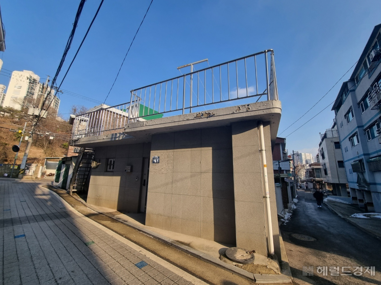주거지 한 가운데 버려져 있던 빈집을 SH가 사들이고 지자체가 리모델링해 기초수급자 독거노인을 위한 쉼터로 제공하고 있다. 이민경 기자