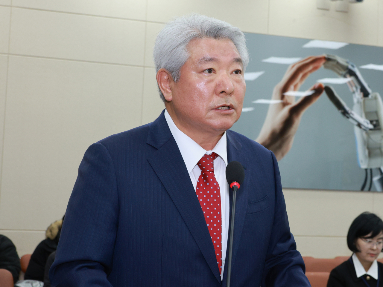 김홍일 방송통신위원장 후보자가 27일 오전 서울 국회에서 열린 인사청문회에서 인사말하고 있다. [연합]