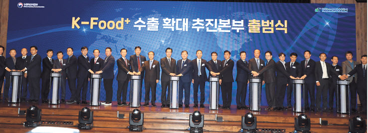 농림축산식품부가 지난 9월 7~10일 아세안 핵심시장인 베트남에서 한국 농식품 진출 확대와 소비 붐 조성을 위한 ‘2023 베트남 케이-푸드(K-Food) 박람회(페어)’를 개최했다. 박람회에 참가한 국내 기업 부스를 찾은 현지 수입업체 관계자들이 수출상담을 하고 있다. [농림축산식품부 제공]