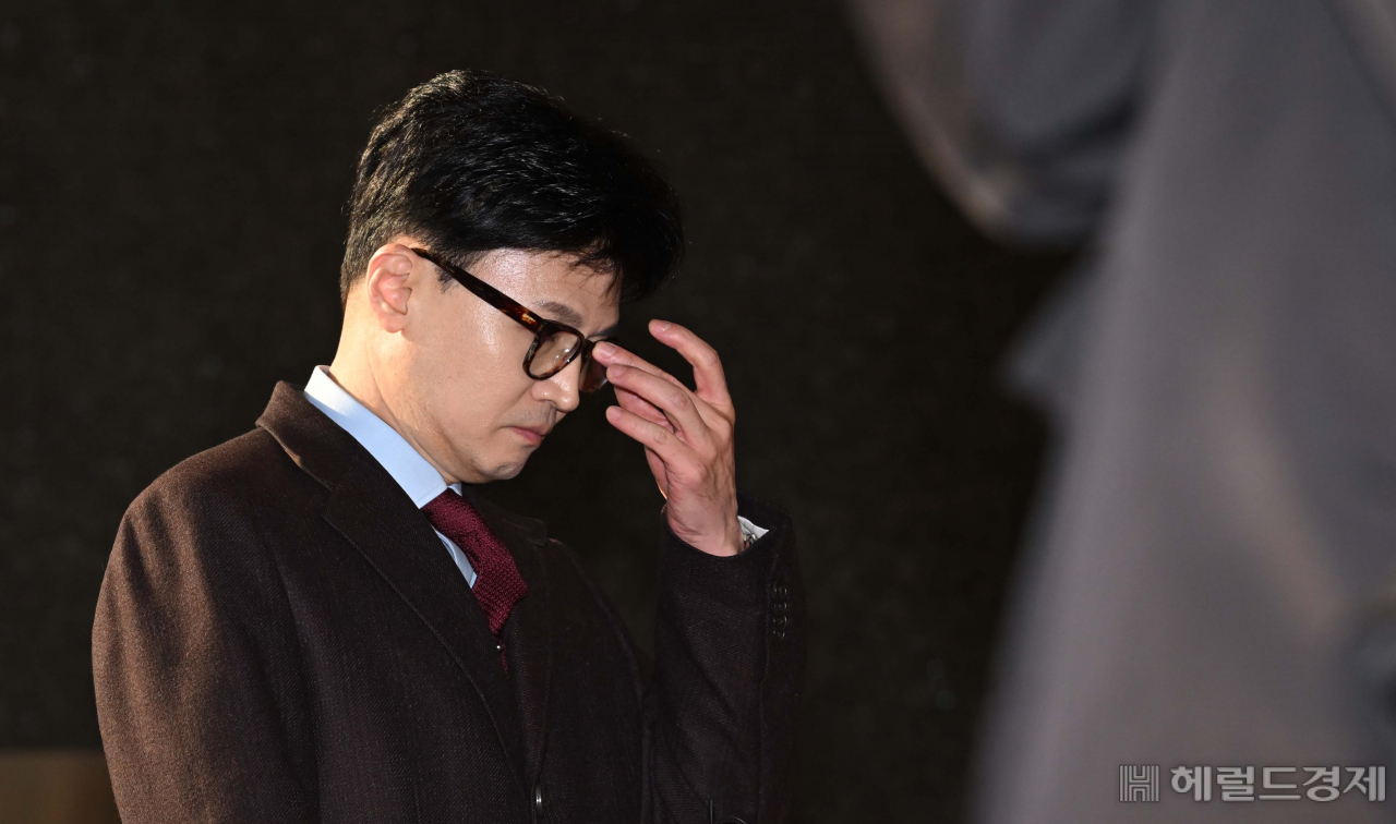 한동훈 국민의힘 비대위원장이 지난 27일 오전 서울 여의도 국회로 첫 출근하면서 취재진의 질문에 답변을 하고 있다. 이상섭 기자