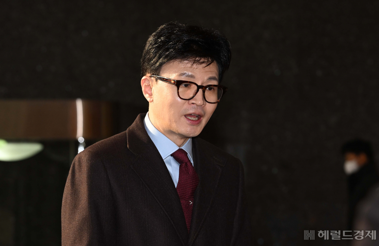 한동훈 국민의힘 비대위원장이 27일 오전 서울 여의도 국회로 첫 출근하면서 취재진의 질문에 답변을 하고 있다. 이상섭 기자