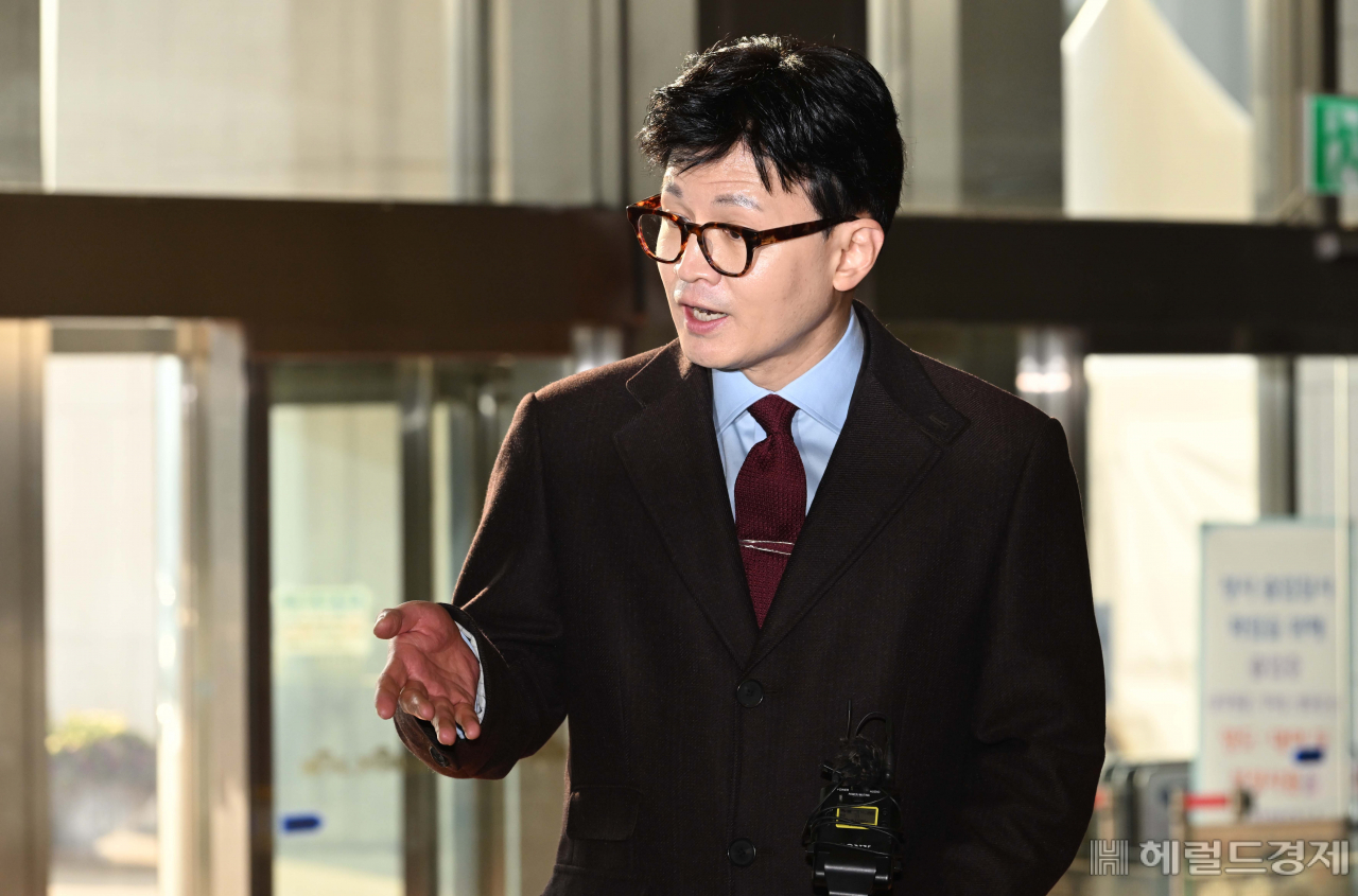 한동훈 국민의힘 비대위원장이 지난 27일 오전 서울 여의도 국회로 첫 출근하면서 취재진의 질문에 답변을 하고 있다. 이상섭 기자