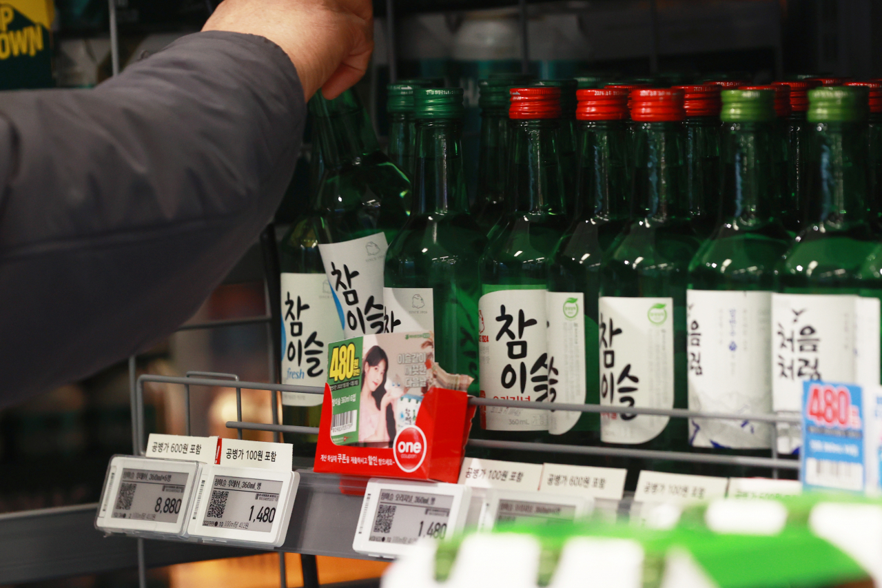 서울 시내 한 대형마트에 진열된 ‘참이슬’. [연합]