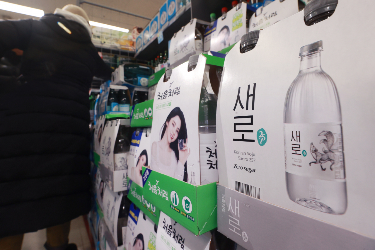 서울 시내 한 대형마트에 진열된 ‘처음처럼·새로’. [연합]