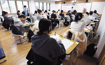 2024학년도 대학수학능력시험일인 지난달 16일 서울 한 고사장에서 수험생들이 시험 시작을 기다리고 있는 모습 [사진공동취재단]