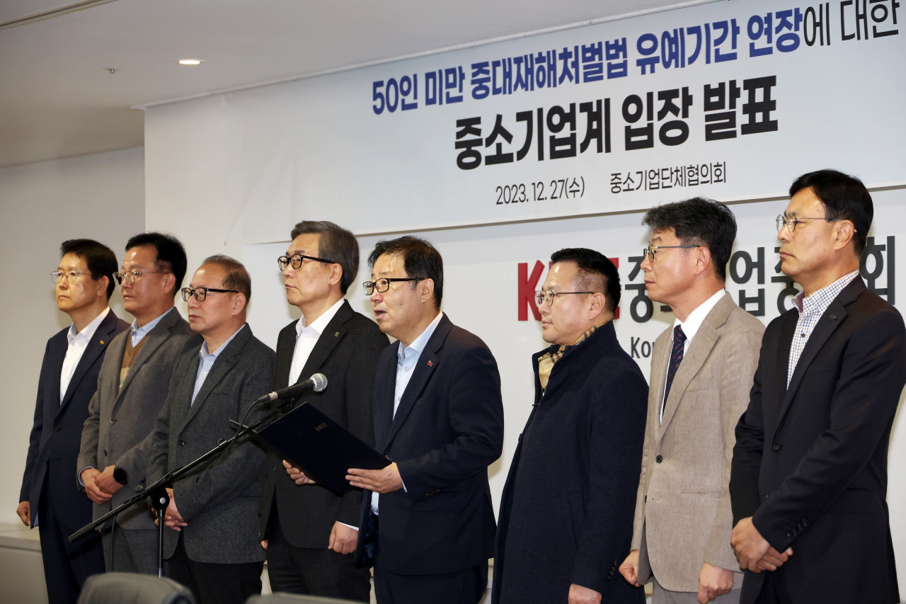 중소기업단체협의회가 27일 서울 여의도 중소기업중앙회에서 ‘중대재해처벌법 2년유예 관련 긴급 기자회견’을 갖고 있다. [중소기업중앙회 제공]