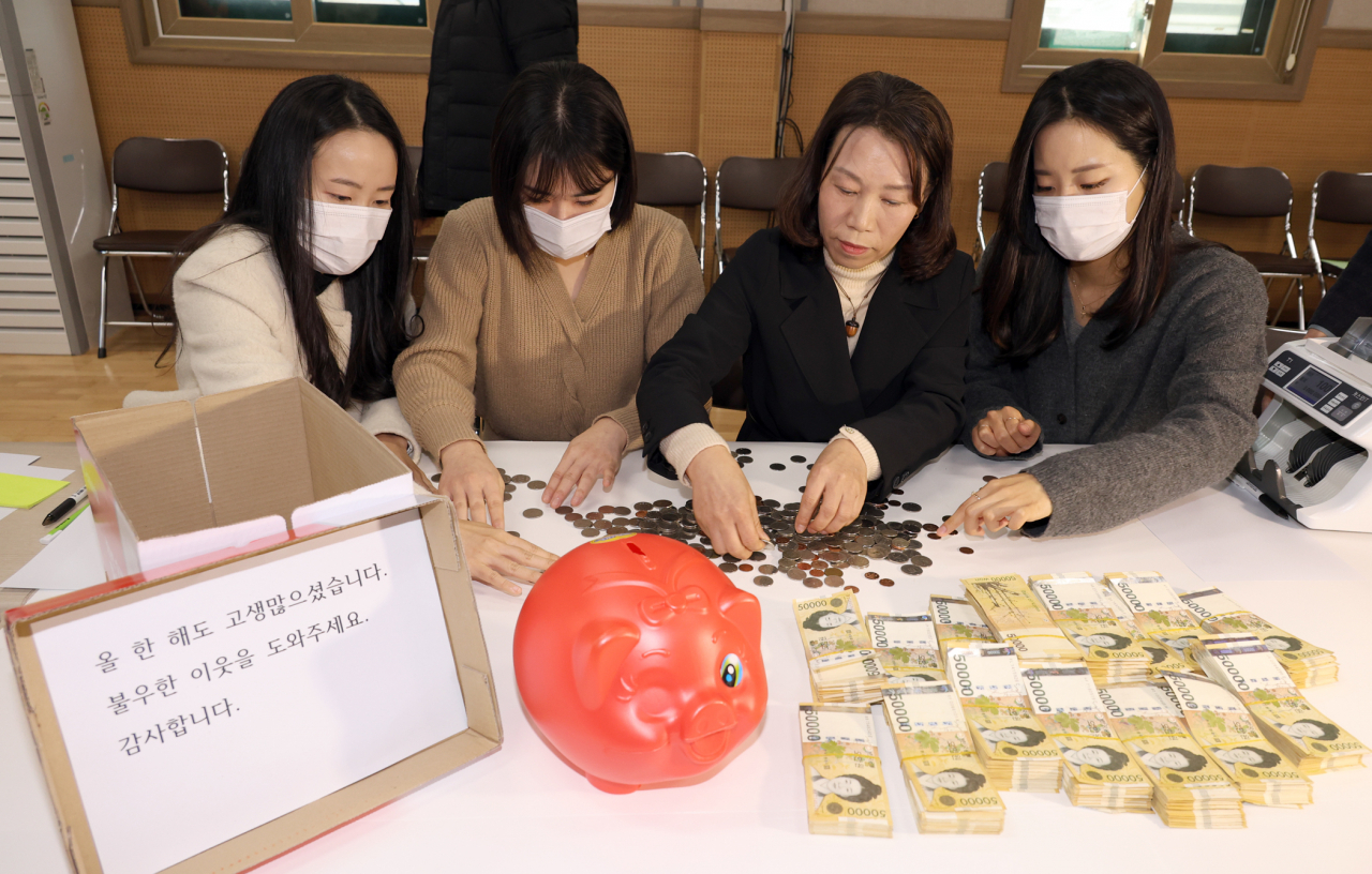 27일 오전 전주시 노송동주민센터에서 직원들이 '얼굴 없는 천사'가 두고 간 성금을 세고 있다. 천사는 이날 8천여만원의 현금과 함께 '불우한 이웃을 도와달라'는 편지를 남겼다.[연합]