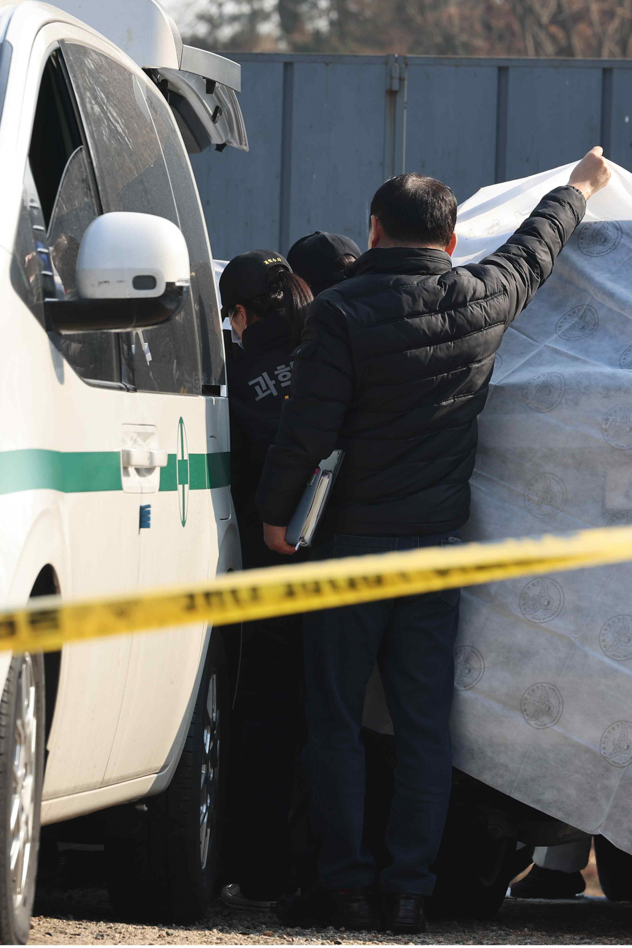 27일 오전 서울 종로구 와룡공원 인근에서 배우 이선균이 차 안에서 숨진 채로 발견돼 경찰이 차량 내부를 수습하고 있다. 이선균은 최근 마약 투약 혐의로 검찰 조사를 받으며 억울함을 호소해 왔다. [연합뉴스]