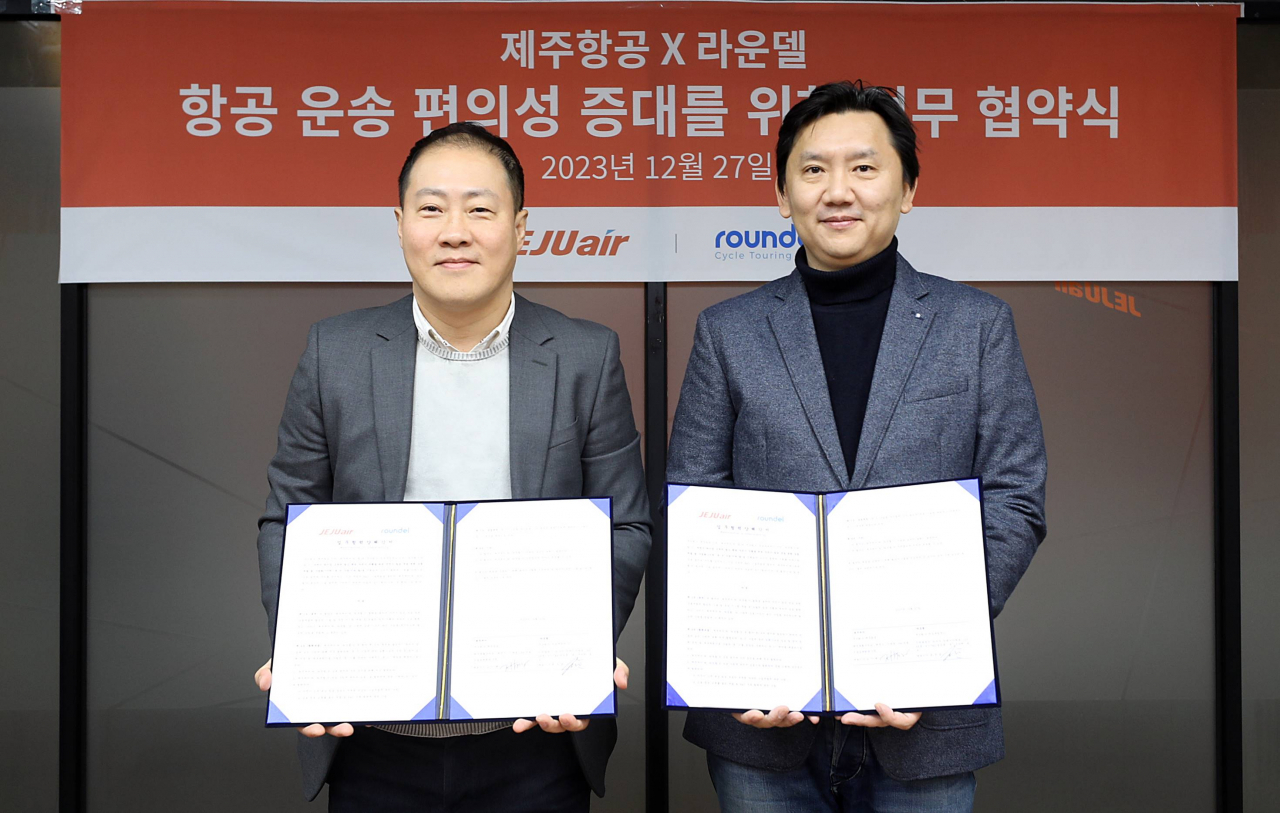 정재필(왼쪽) 제주항공 커머셜본부장과 윤준용 비르투컴퍼니 대표이사가 서울 강서구 제주항공 서울지사에서 ‘항공 운송 편의성 증대를 위한 MOU’ 체결식에서 기념 촬영을 하는 모습. [제주항공 제공]