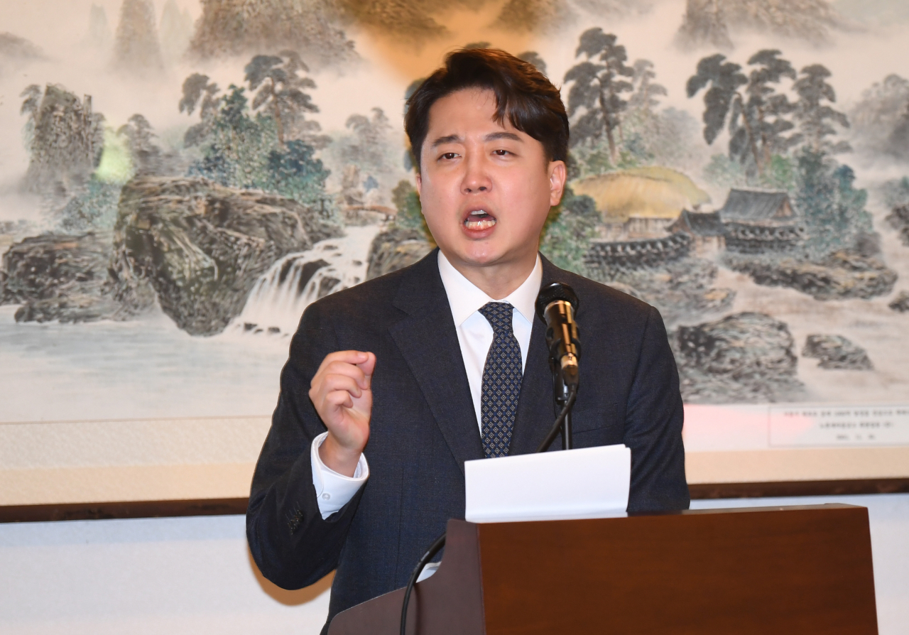 이준석 전 국민의힘 대표가 27일 오후 서울 노원구 한 식당에서 기자회견을 열고 국민의힘 탈당과 향후 정치 행보에 대해 밝히고 있다. [연합]