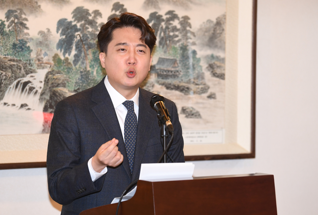 이준석 전 국민의힘 대표가 27일 오후 서울 노원구 한 식당에서 기자회견을 열고 국민의힘 탈당과 향후 정치 행보에 대해 밝히고 있다. [연합]