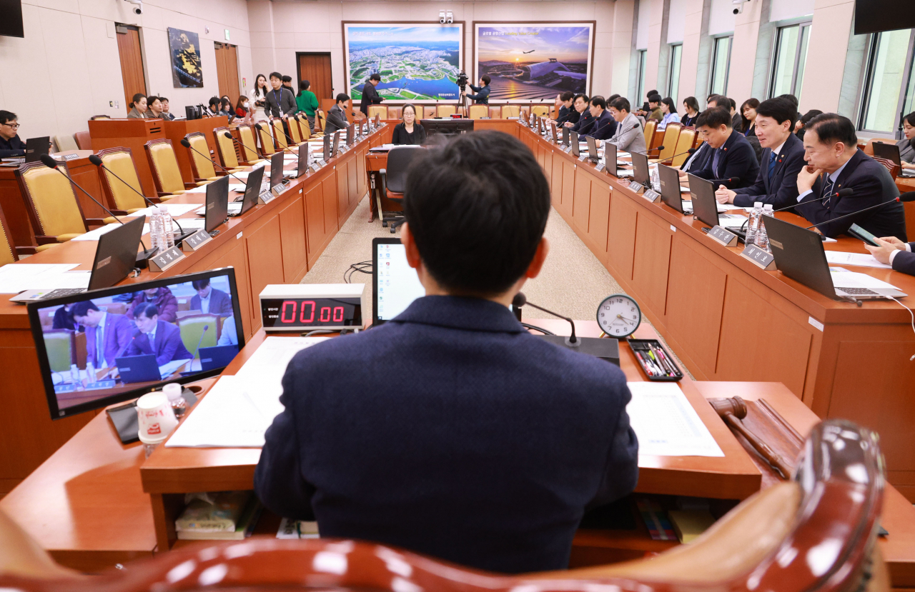 27일 국회에서 열린 국토교통위원회 전체회의에서 국민의힘 소속 의원들이 불참한 가운데 김민기 위원장이 회의를 주재하고 있다. [연합]