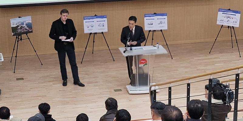 27일 인천 중구 청소년수련관에서 열린 ‘영종국제도시 국제학교(킹스칼리지스쿨) 유치를 위한 주민설명회’에서 핸리 영국 킹스칼리지스쿨 국제학교 설립 BIEK 본사 대표〈좌측〉와 최요셉 한국대표부 대표가 인사말을 하고 있다.