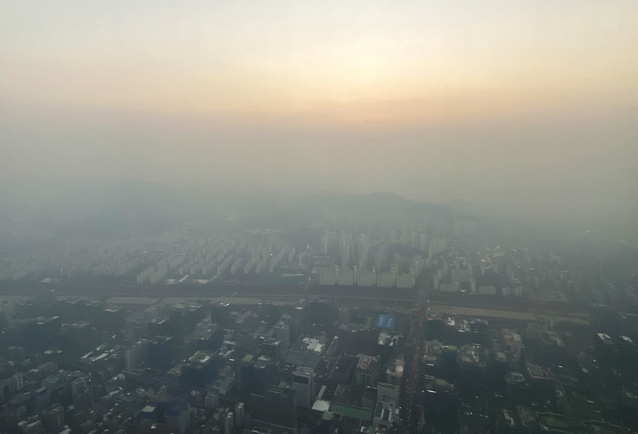 서울 초미세먼지 농도가 나쁨 수준을 보인 27일 김포공항 상공에서 바라본 서울 하늘. [연합]