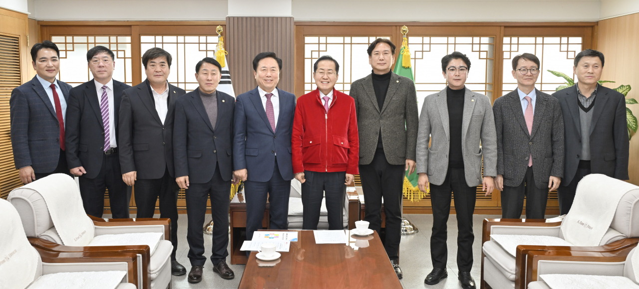 홍준표 대구시장과 권기창 안동시장 등이 27일 대구시청 산격청사에서 두 도시간 상생협력 방안을 논의하는 협의회를 가졌다.[대구시 제공]