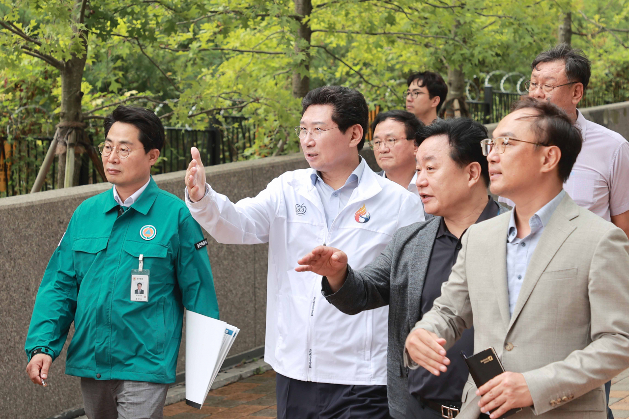 이상일 용인특례시장이 8월29일 삼가2지구 민간임대주택 현장을 찾아 관계자들과 아파트 단지 내부를 점검하고 있다.[용인시 제공]