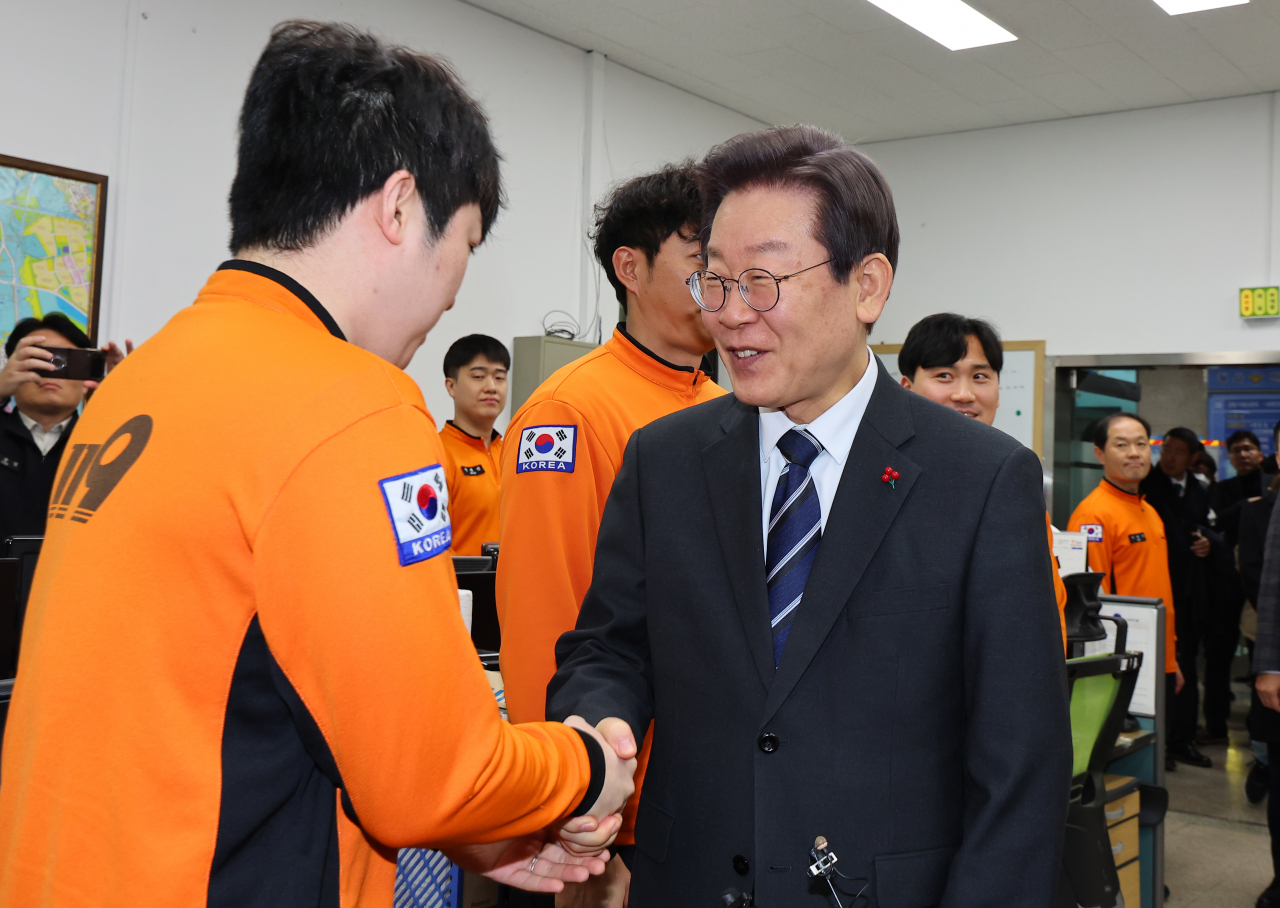 이재명 더불어민주당 대표가 27일 오후 최근 인천 남동구의 호텔 화재를 진압한 공단소방서를 방문해 소방대원들을 격려하고 있다. [연합]