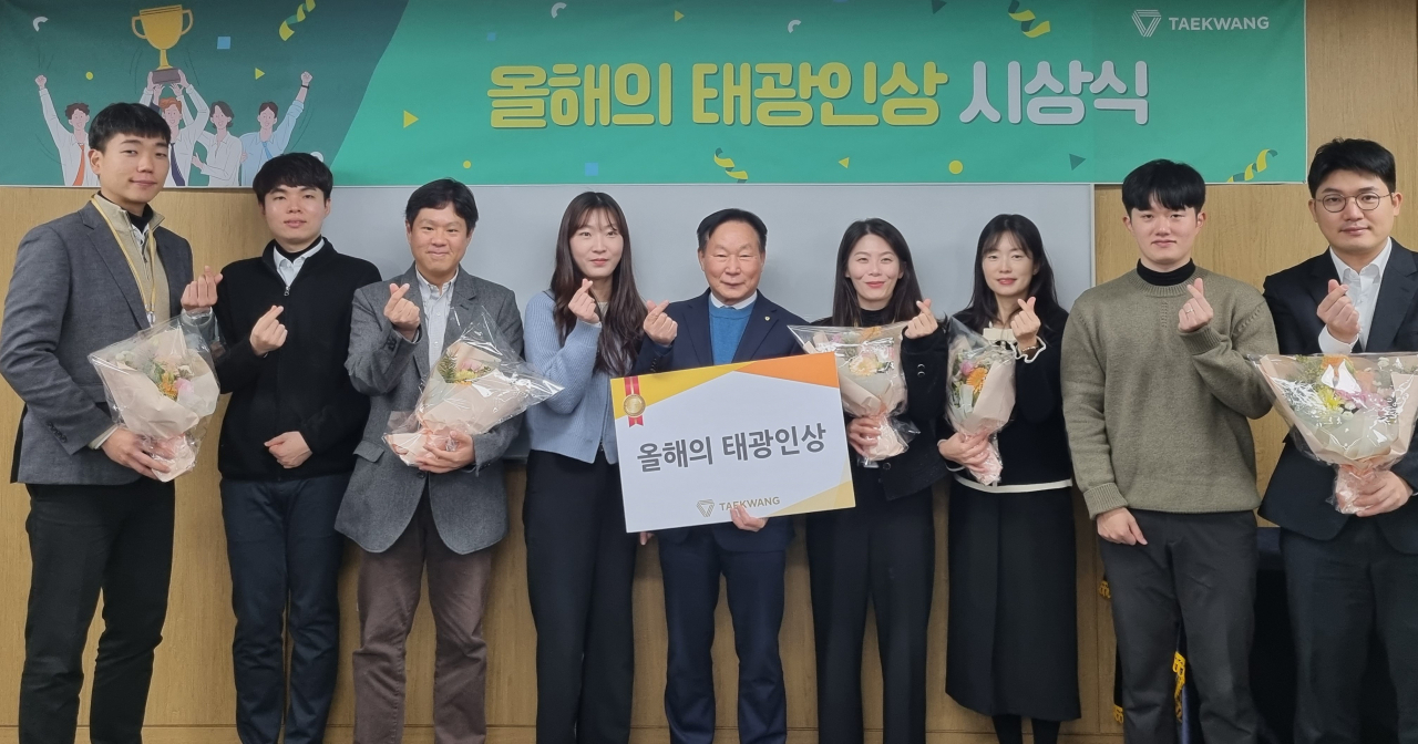 조진환(왼쪽 다섯번째) 태광산업 석유화학사업본부 대표이사가 수상자들과 함께 기념 촬영을 하고 있다. [태광산업 제공]