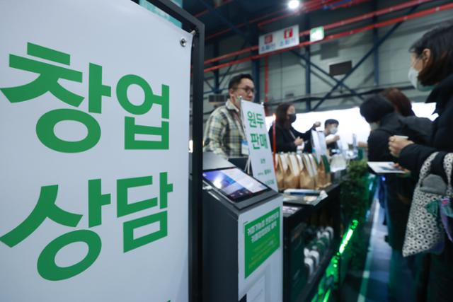 2021년 기준 창업기업이 전체 중소기업의 절반이 넘는 454만개에 달하는 것으로 집계됐다. 사진은 최근 개최된 창업박람회 모습. [연합]
