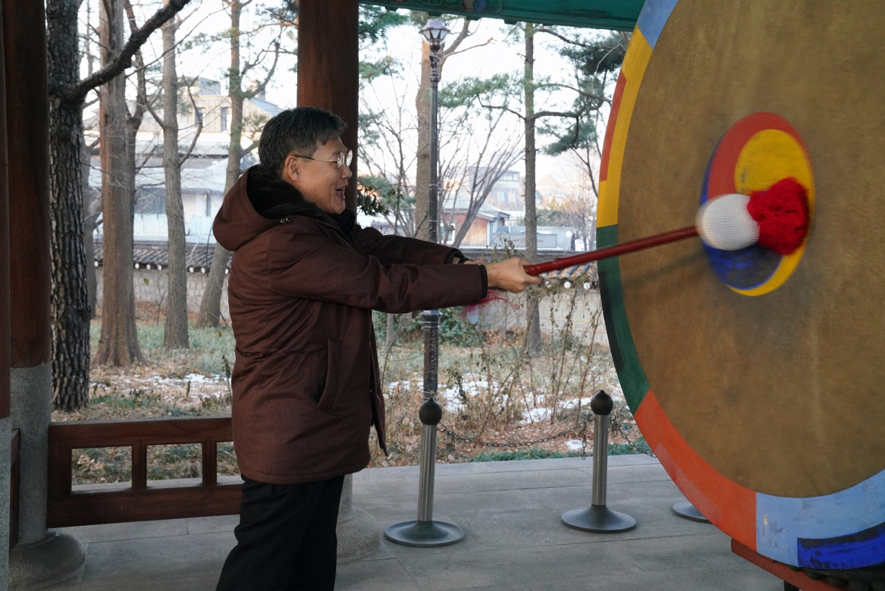 서울 종로구는 2024년 갑진년 새해를 맞아 인왕산 청운공원에서 제23회 인왕산 해맞이 축제를 연다고 28일 밝혔다. 지난해 종로구 해맞이 행사.[종로구 제공]
