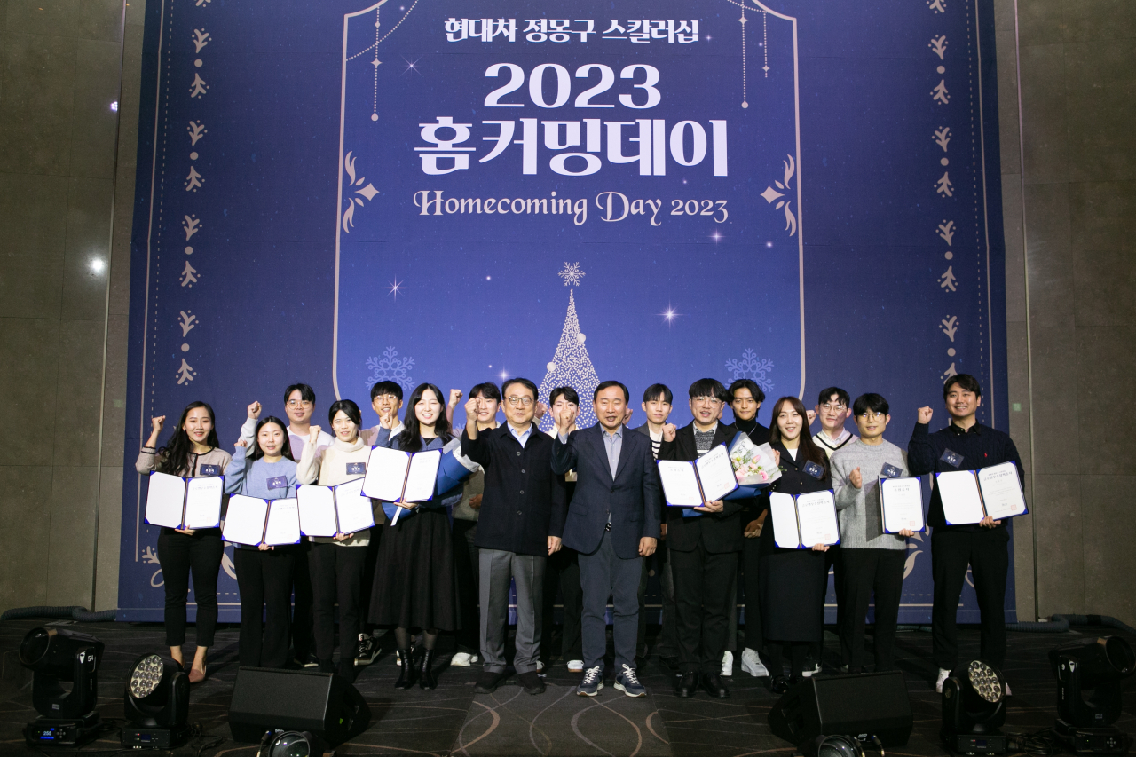 지난 27일 ‘현대차 정몽구 스칼러십 홈커밍데이’에서 정몽구 재단 관계자들과 글로벌 우수 장학생들이 기념사진을 촬영하고 있다. [현대차 정몽구 재단 제공]