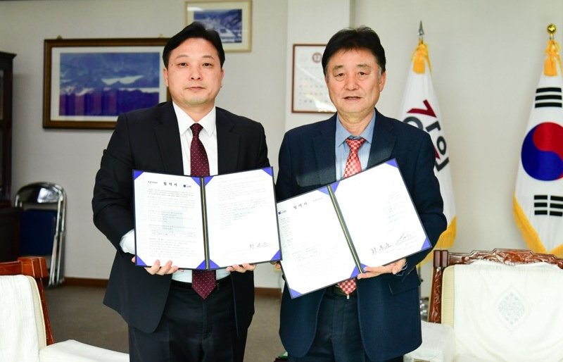 이의호(왼쪽) KG 모빌리티 중부지역사업본부장과 최문순 화천군수가 지난 27일 강원도 화천군청에서 개최된 협약식에서 기념사진을 촬영하는 모습. [KG 모빌리티 제공]