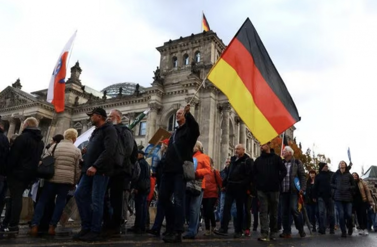 지난해 10월 독일 베를린에서 극우 성향 정당인 독일을 위한 대안(AfD) 지지자들이 집회를 열고 있다. [로이터]