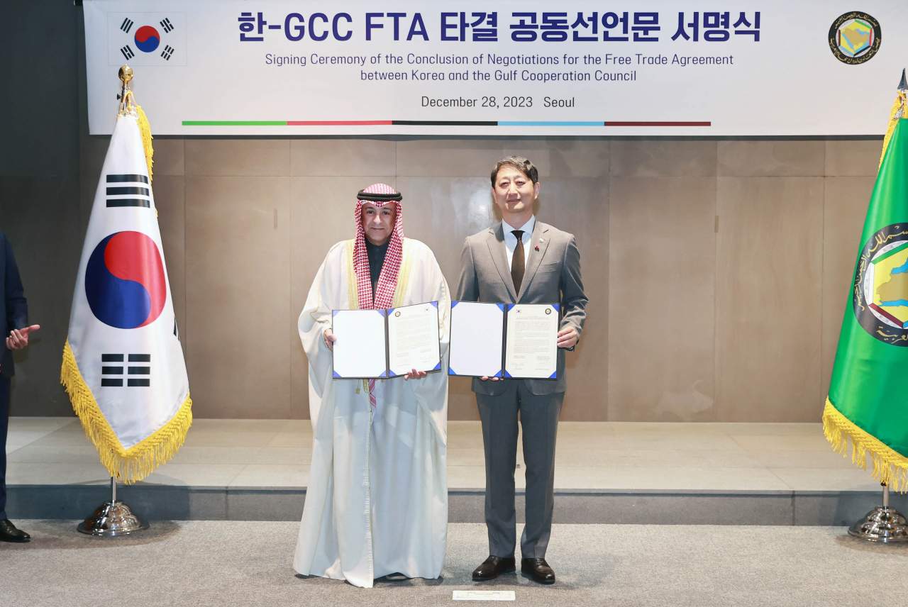안덕근 산업통상자원부 통상교섭본부장이 28일 서울 강남구 한국무역협회에서 진행된 사우디아라비아 등 중동 6개국 협력 기구인 걸프협력이사회(GCC)와 자유무역협정(FTA) 타결 공동선언문 서명식에서 기념촬영을 하고 있다. [산업통상자원부 제공]