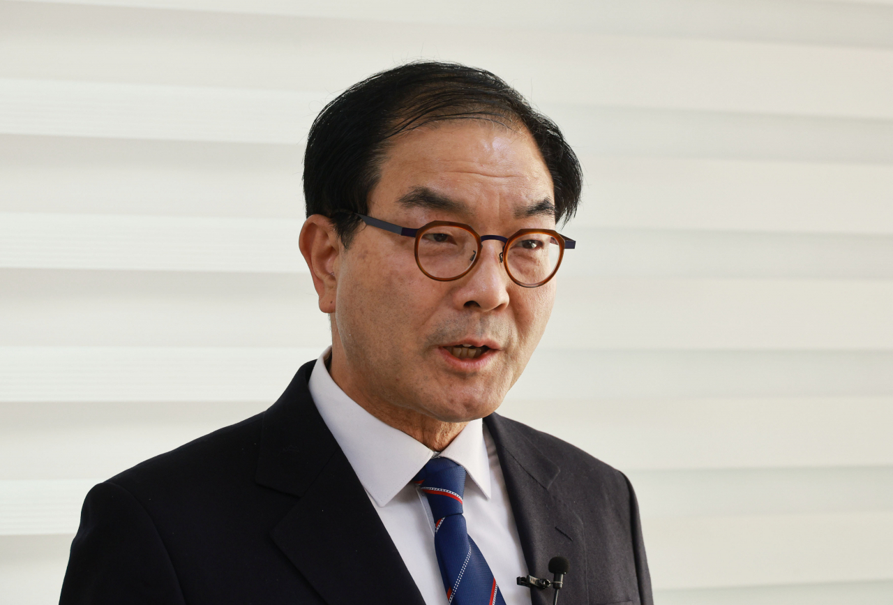 남평오 전 국무총리실 민정실장이 27일 오후 서울 여의도 중앙보훈회관 연대와 공생에서 기자회견을 열고 입장발표를 하고 있다. 남 전 민정실장은 이재명 더불어민주당 대표가 연루된 ‘대장동 개발 특혜 의혹’을 최초로 언론에 제보한 사람이 자신이라고 밝혔다. [연합]
