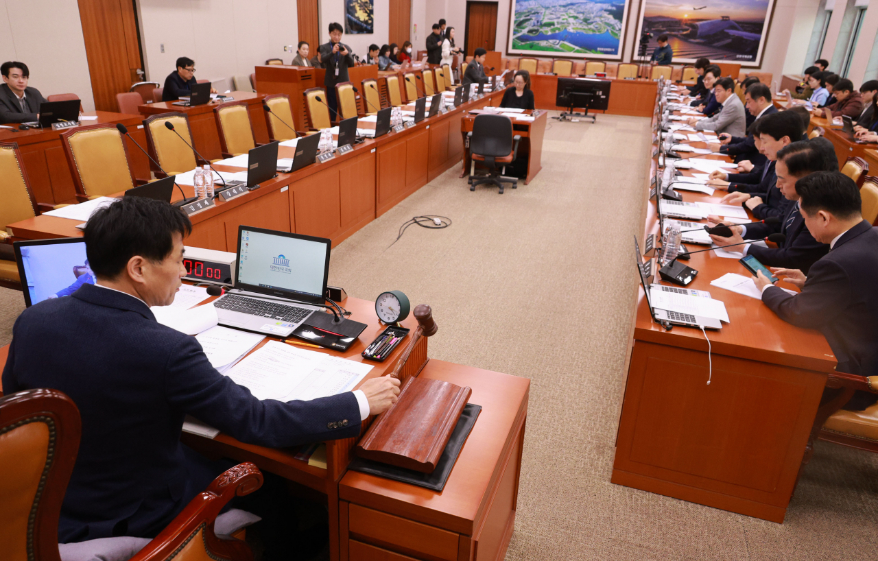 27일 국회에서 열린 국토교통위원회 전체회의. 국민의힘 의원들이 불참한 가운데 김민기 위원장이 회의를 주재하고 있다. [연합]