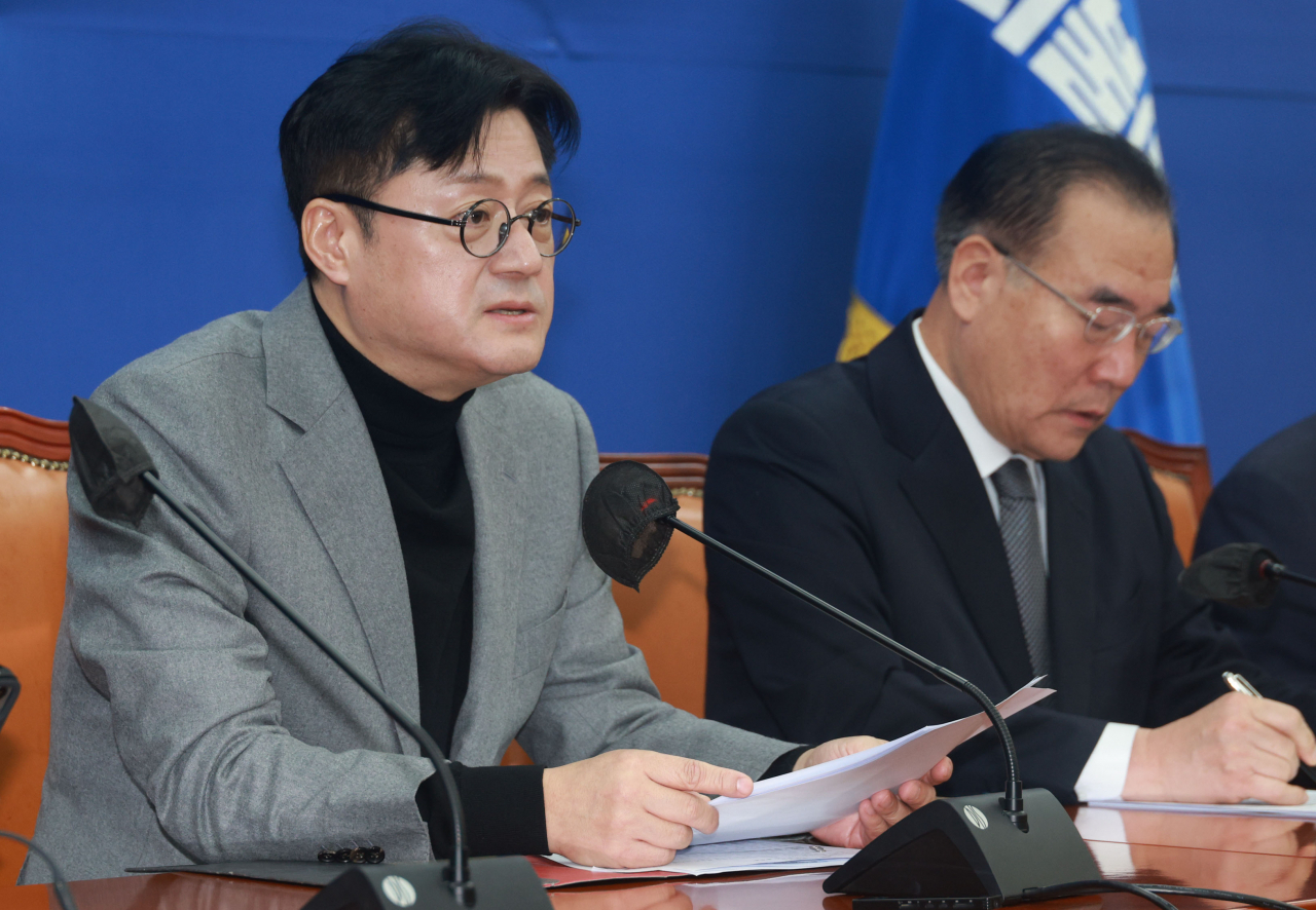 홍익표(왼쪽) 더불어민주당 원내대표가 28일 오전 국회에서 열린 정책조정회의에서 발언하고 있다. [연합]