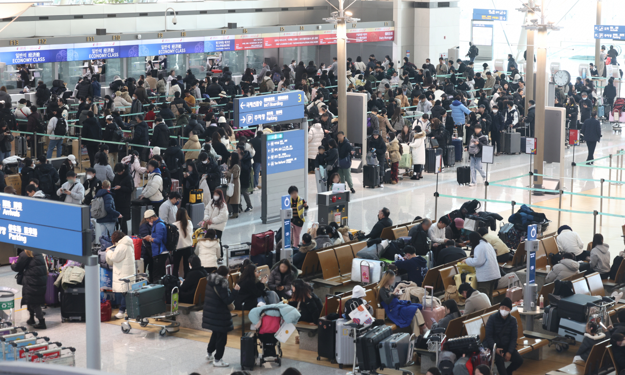 성탄연휴 출국 러시. 11월 한달 국민의 해외여행 회복률은 99%를 기록했다. [연합]