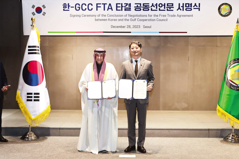 안덕근(오른쪽) 산업통상자원부 통상교섭본부장과 자심 모하메드 알 부다이위 걸프협력이사회(GCC) 사무총장이 28일 서울 강남구 한국무역협회에서 진행된 한·GCC 자유무역협정(FTA) 타결 공동선언문 서명식에서 기념촬영을 하고 있다. [산업통상자원부 제공]