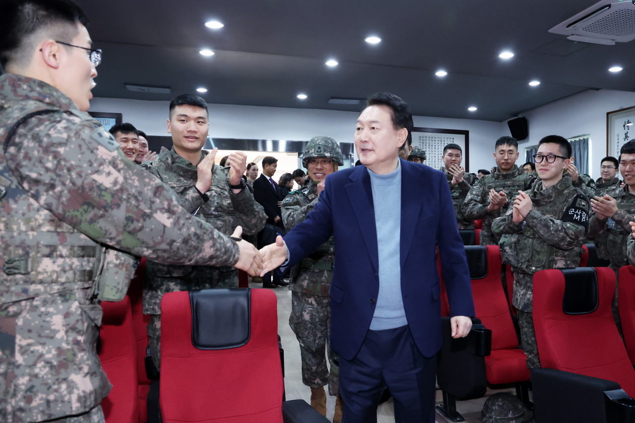 윤석열 대통령이 연말연시를 맞아 28일 경기도 연천군 중부 전선 부대를 방문해 최전방에서 경계 작전 중인 장병들을 격려하고 있다. [연합]