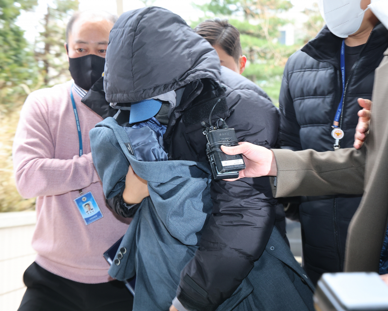 유흥업소 여실장과 함께 배우 고 이선균씨를 협박해 금품을 뜯은 혐의를 받는 20대 여성 A 씨가 28일 오후 인천시 미추홀구 인천지법에서 열린 구속 전 피의자 심문(영장실질심사)에 출석하고 있다. [연합]