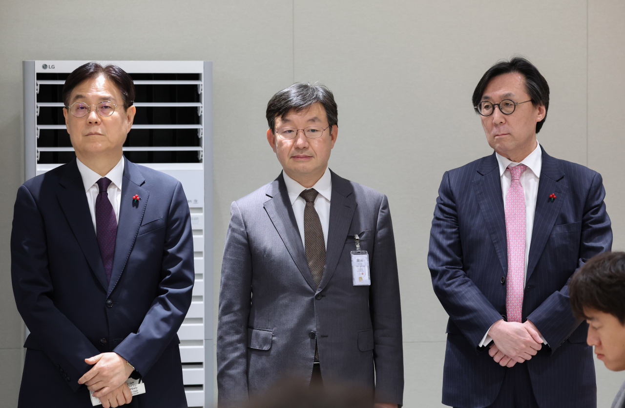 신임 이관섭 대통령 비서실장(왼쪽부터), 성태윤 대통령실 정책실장, 장호진 국가안보실장이 28일 서울 용산 대통령실 청사에서 열린 인사브리핑에 배석하고 있다. [연합]