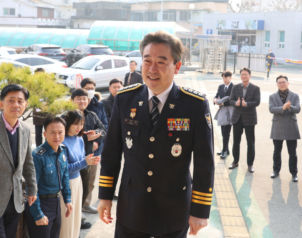 윤희근 경찰청장이 28일 오후 특별 승진 임용식이 진행된 청주 청원경찰서에 들어서고 있는 모습. [연합]