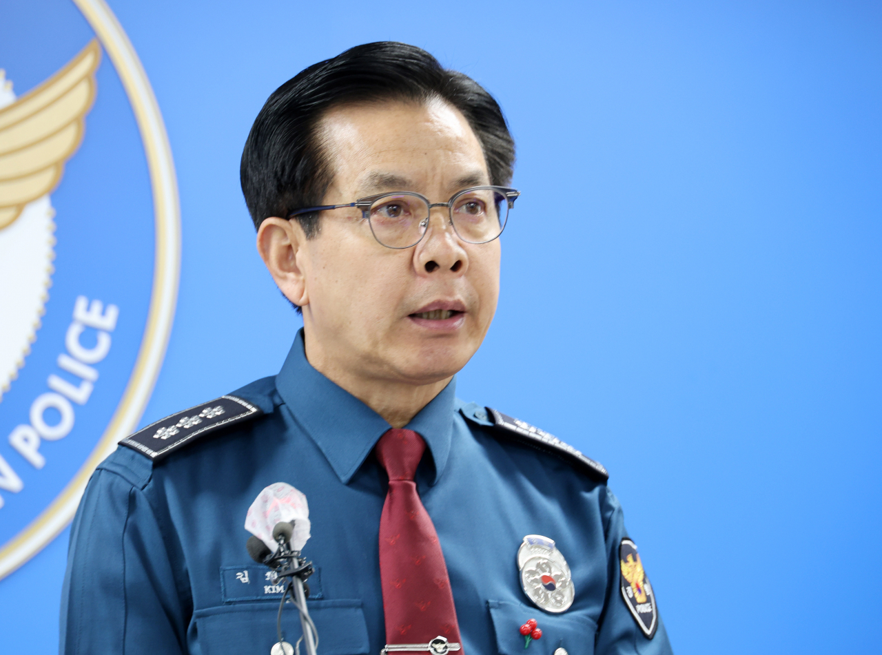 28일 오후 인천경찰청 청사에서 김희중 인천경찰청장이 이선균 사건과 관련해 입장 발표를 하고 있다. [연합]
