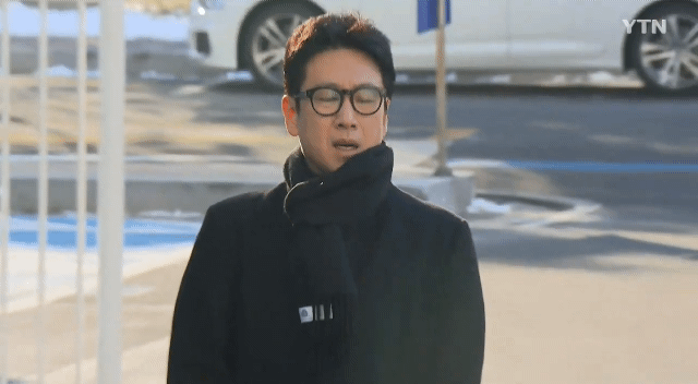 배우 이선균씨가 경찰의 3차 소환조사가 이뤄진 지난 23일 인천 남동구 인천논현경찰서 정문 앞에서 포토라인에 서서 "다시 한번 많은 분들께 심려를 끼쳐 드린 점 진심으로 사과드리겠습니다"라고 말하며 고개를 숙이고 있다. 이것이 고인이 된 배우의 세번째 사과이자 마지막 사과 영상이다. 이씨는 이날 오전 10시부터 다음날 오전 5시까지 19시간에 걸친 고강도 조사를 받았다. [YTN 보도 갈무리]