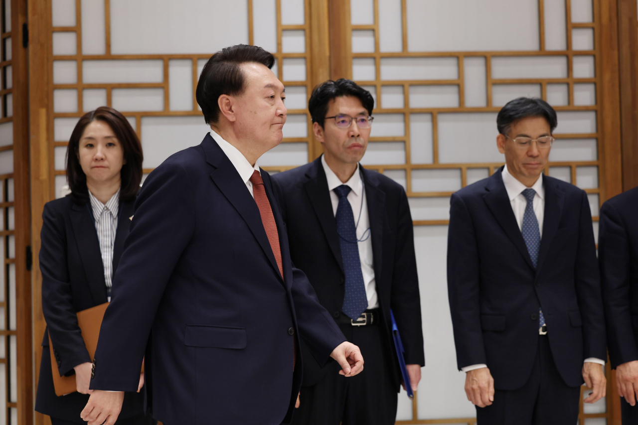 윤석열 대통령이 28일 서울 용산 대통령실 청사에서 열린 재외공관장 신임장 수여식에 입장하고 있다. [연합]