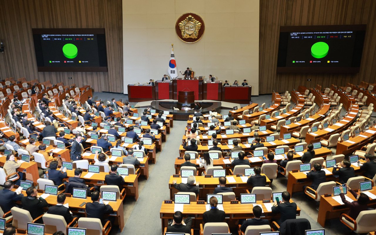 지난달 28일 국회 본회의에서 대통령 배우자 김건희의 도이치모터스 주가조작 의혹 진상규명을 위한 특별검사 임명 등에 관한 법률안이 가결되고 있다. [연합]