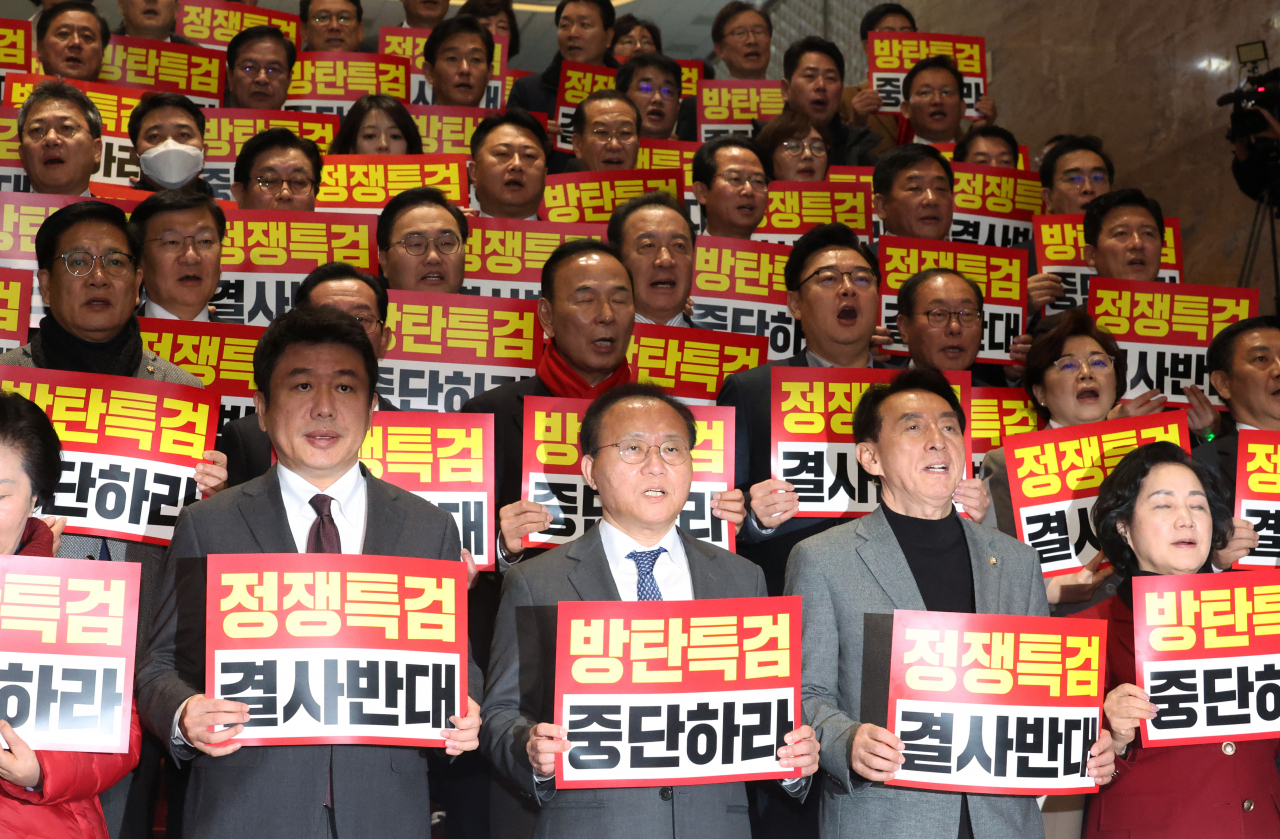윤재옥 국민의힘 원내대표 겸 대표 권한대행과 의원들이 28일 국회에서 열린 본회의에서 윤석열 대통령 부인 김건희 여사의 도이치모터스 주가 조작 의혹 특별검사 도입법과 대장동 50억 클럽 의혹 특검법, 이른바 '쌍특검법'이 상정되자 본회의장 밖으로 나와 피케팅을 하고 있다. [연합]