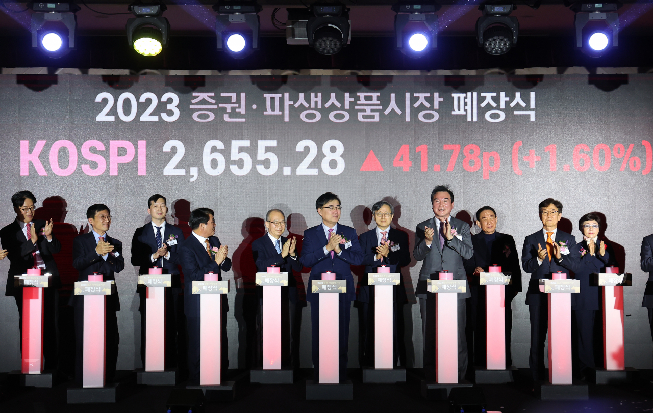 28일 오후 부산 남구 부산국제금융센터에서 열린 2023년 증권·파생식품 시장 폐장식에서 손병두 한국거래소 이사장을 비롯한 참석자들이 폐장을 알리는 버튼을 누르고 있다. 코스피는 올해 마지막 거래일인 28일 1.6% 상승해 2천655.28로 마무리했다. [연합]