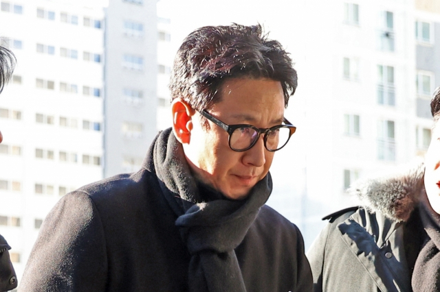 마약 투약 혐의를 받은 배우 이선균(48)씨가 23일 오전 3번째 조사를 받기 위해 인천경찰청 마약범죄수사계에 출석하던 당시 모습.[연합]