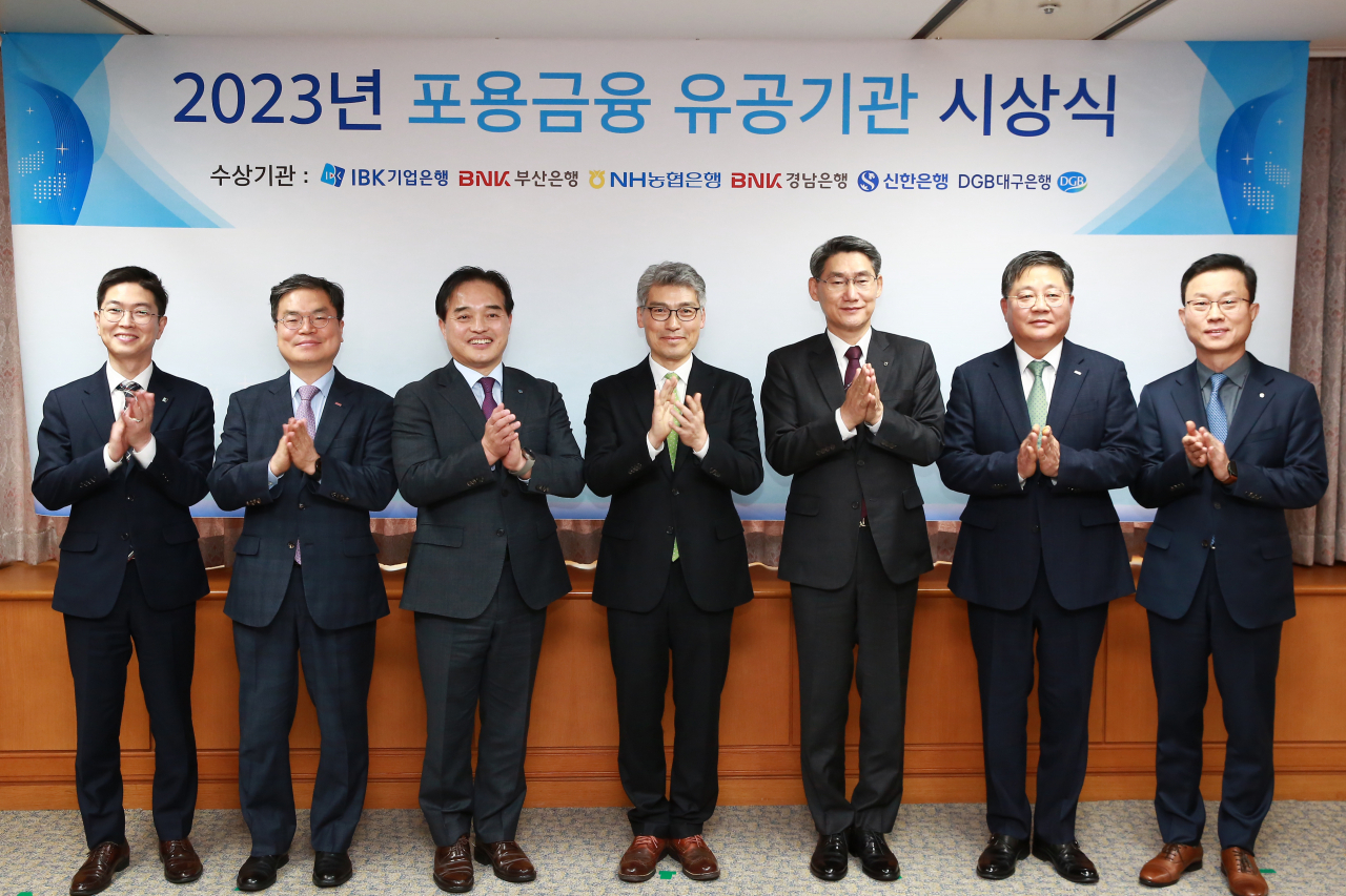 금융감독원은 28일 지난 1년간 포용금융 실천에 우수한 성과를 낸 금융회사와 업무유공자에 대한 포상을 실시했다. 사진 왼쪽부터 이명환 기업은행 개인여신부장, 이수찬 부산은행 여신영업본부장, 최상수 대구은행 여신본부장, 이준수 금융감독원 부원장, 최영식 농협은행 여신심사부문 부행장, 박상호 경남은행 여신영업본부장, 김윤홍 신한은행 기업그룹장. [금융감독원 제공]