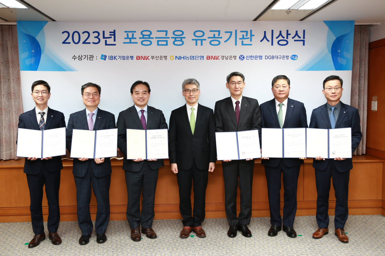 금융감독원은 28일 지난 1년간 포용금융 실천에 우수한 성과를 낸 금융회사와 업무유공자에 대한 포상을 실시했다. 사진 왼쪽부터 이명환 기업은행 개인여신부장, 이수찬 부산은행 여신영업본부장, 최상수 대구은행 여신본부장, 이준수 금융감독원 부원장, 최영식 농협은행 여신심사부문 부행장, 박상호 경남은행 여신영업본부장, 김윤홍 신한은행 기업그룹장. [금융감독원 제공]