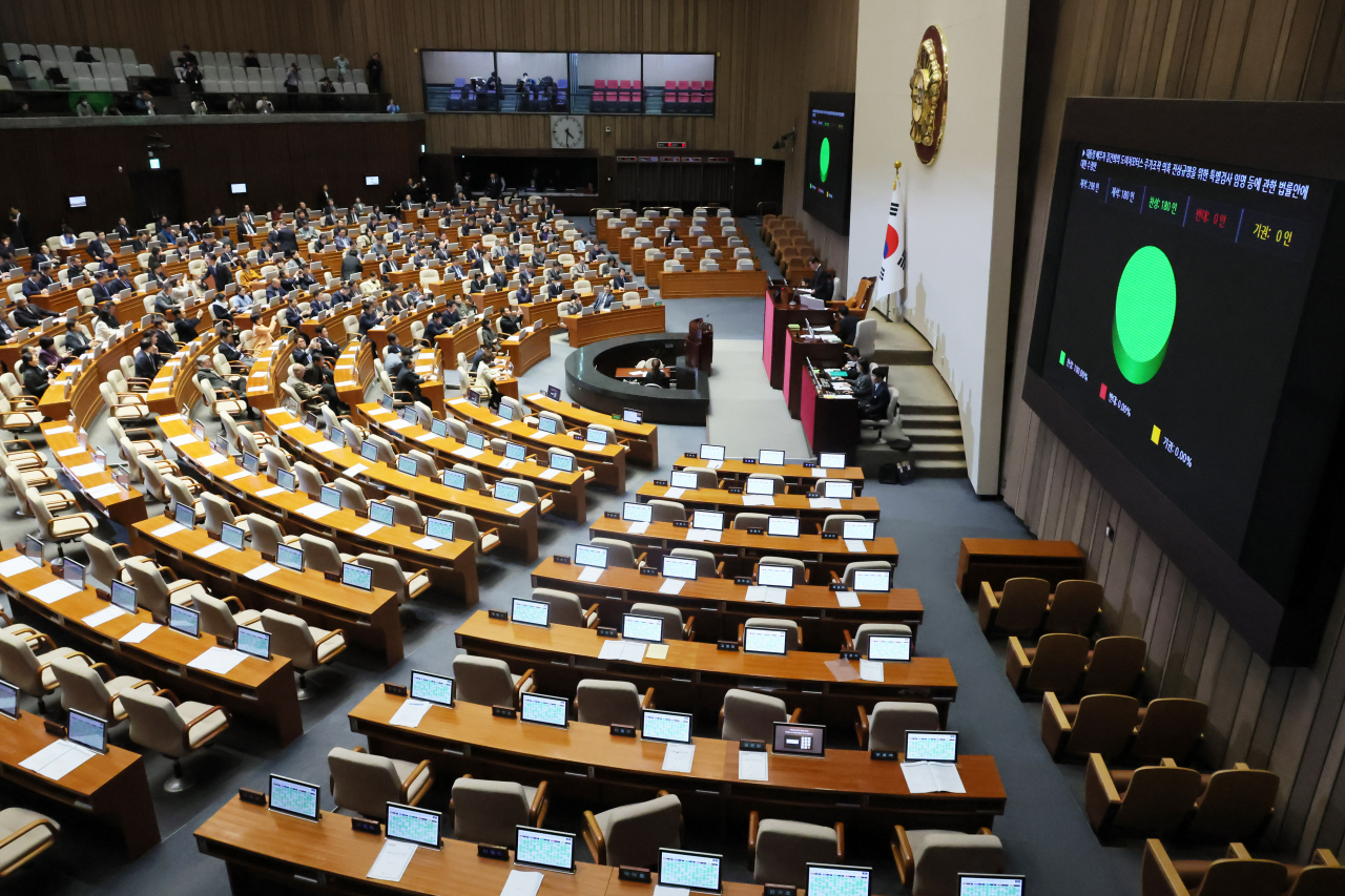 28일 국회 본회의에서 김건희 여사 특검법이 통과되고 있다. 국민의힘은 대장동 50억 클럽 특검법 표결 전 퇴장했다. [연합]