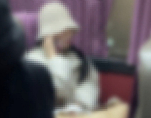 광역버스에서 좌석에 짐을 올려놓고 사람이 앉지 못하게 하고 있는 한 여성. [온라인 커뮤니티 캡처]